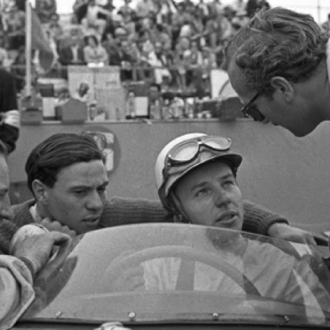 Colin Chapman et ses pilotes en 1960 : Innes Ireland, la recrue Jim Clark pour pallier aux absences de John Surtees qui courrait toujours ) moto...